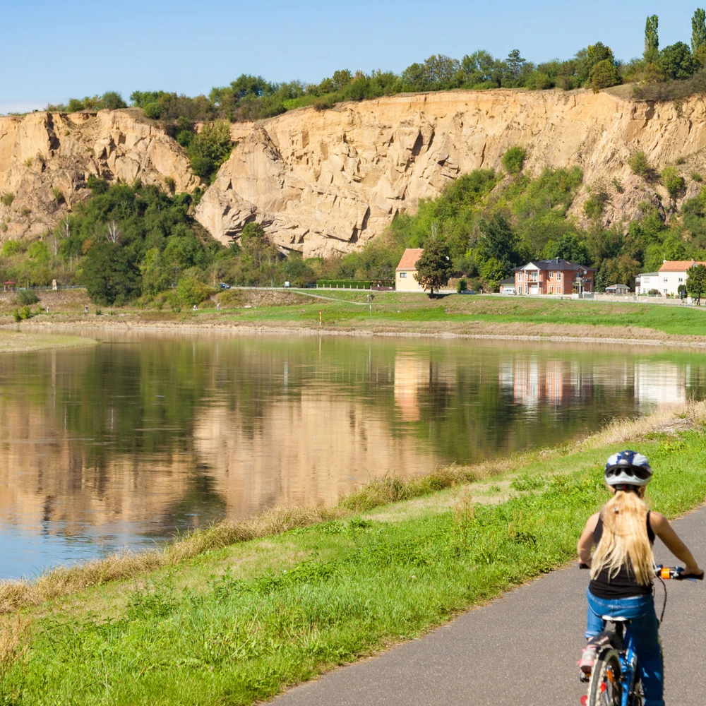 Radweg an der Elbe bei Diesbar-Seusslitz 
