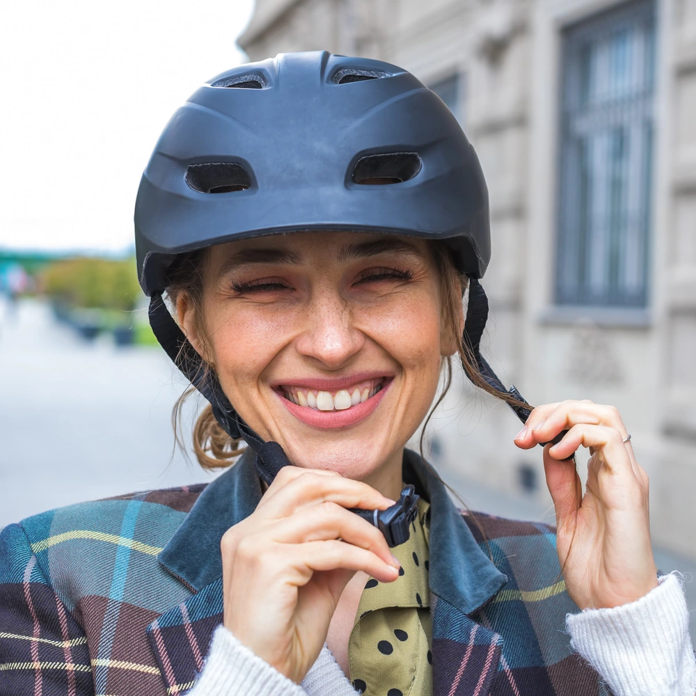 Frau mit Fahrradhelm in einer städtischen Umgebung