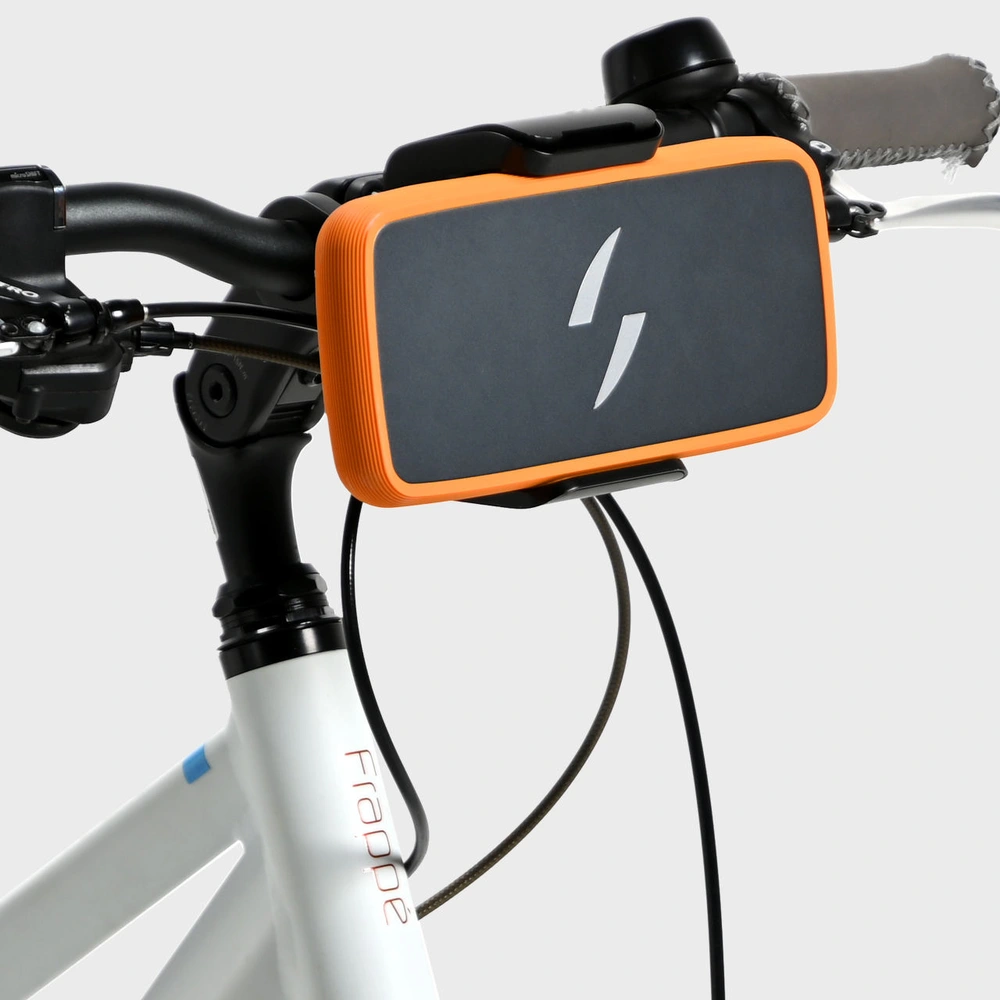 Mobiler Akku der an einem Fahrradlenker montiert ist