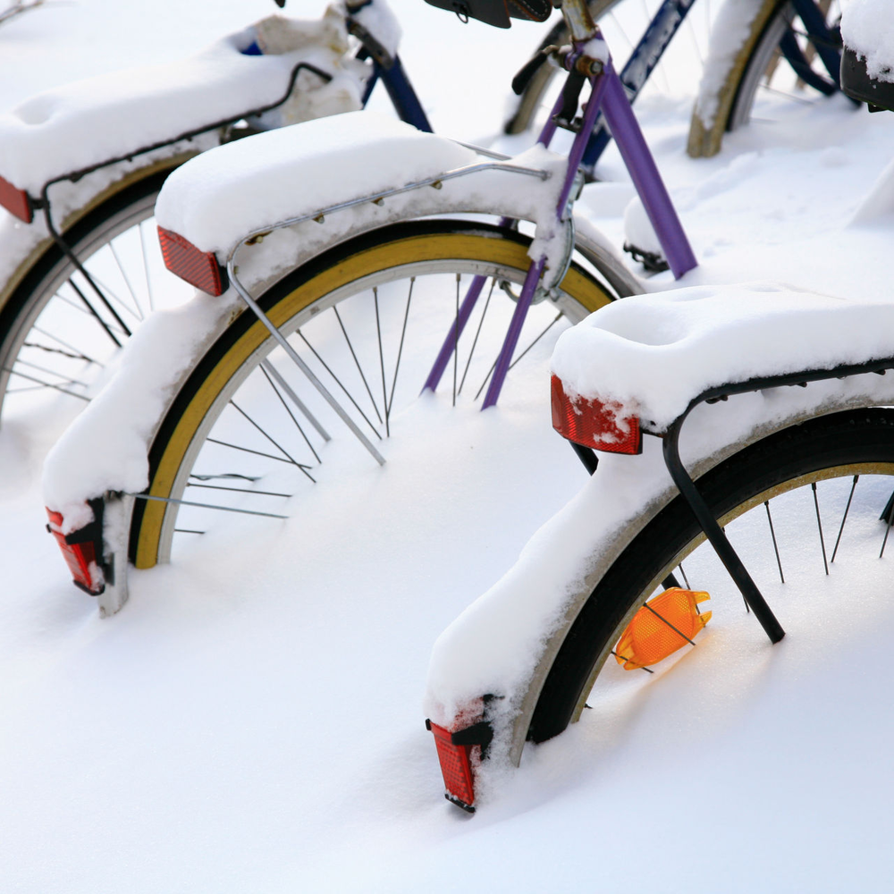 Ein Rad für jede Jahreszeit? Der Trend zum Drittrad Drei verschneite Fahrräder