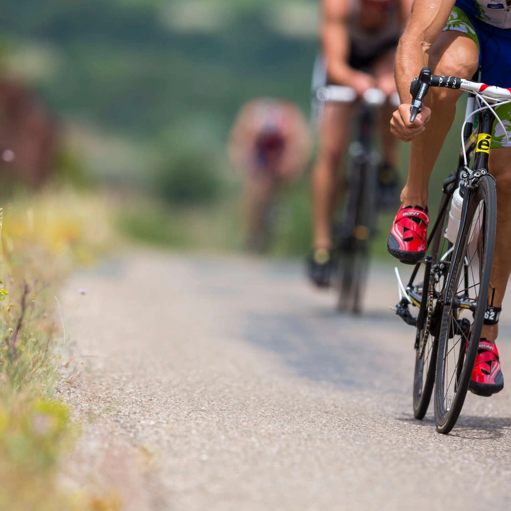 Triathlon-Rad: Tipps für den Wettkampf-Einstieg Radsportler fahren Rennrad