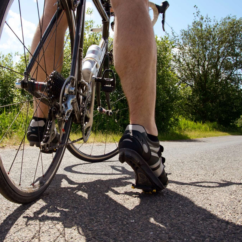 Tubeless-Reifen kommen bei Rennrädern oft zum Einsatz. Eine Person sitzt auf einem Fahrrad.