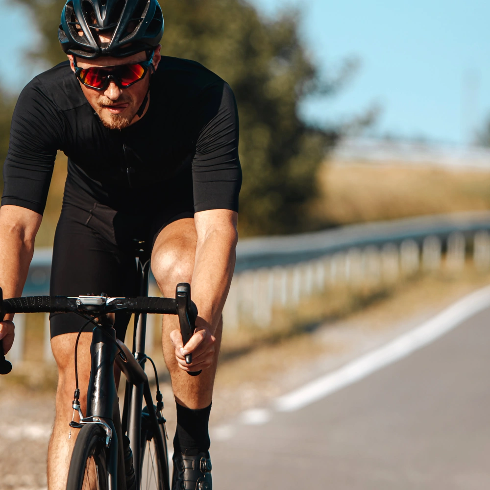 Radsportler fährt auf einem Rennrad in Radsportkleidung