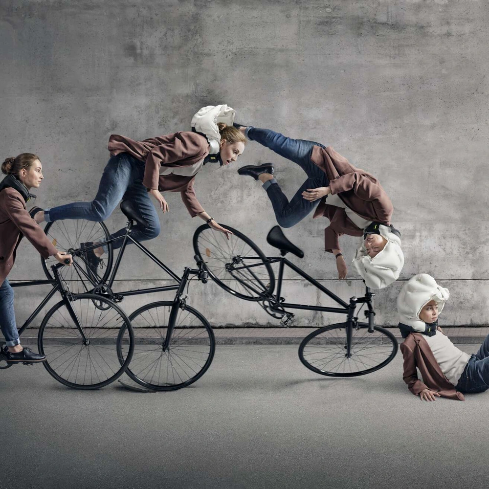 Der Airbag-Helm kann Ihnen während eines Falles das Leben retten. Eine Frau fällt vom Fahrrad und trägt einen Airbag-Helm