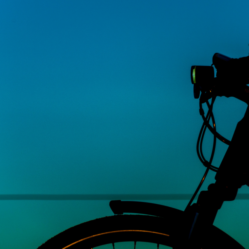 Sei smart unterwegs mit den Carbon Bikes von Urtopia Fahrrad vor einem blauen Hintergrund