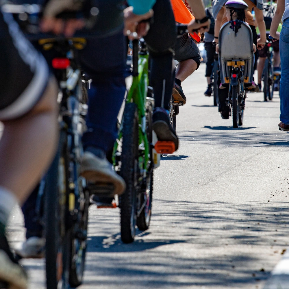 VELOBerlin 2025: Alle Infos gibt's hier! Viele Radfahrende fahren auf einer Strecke.