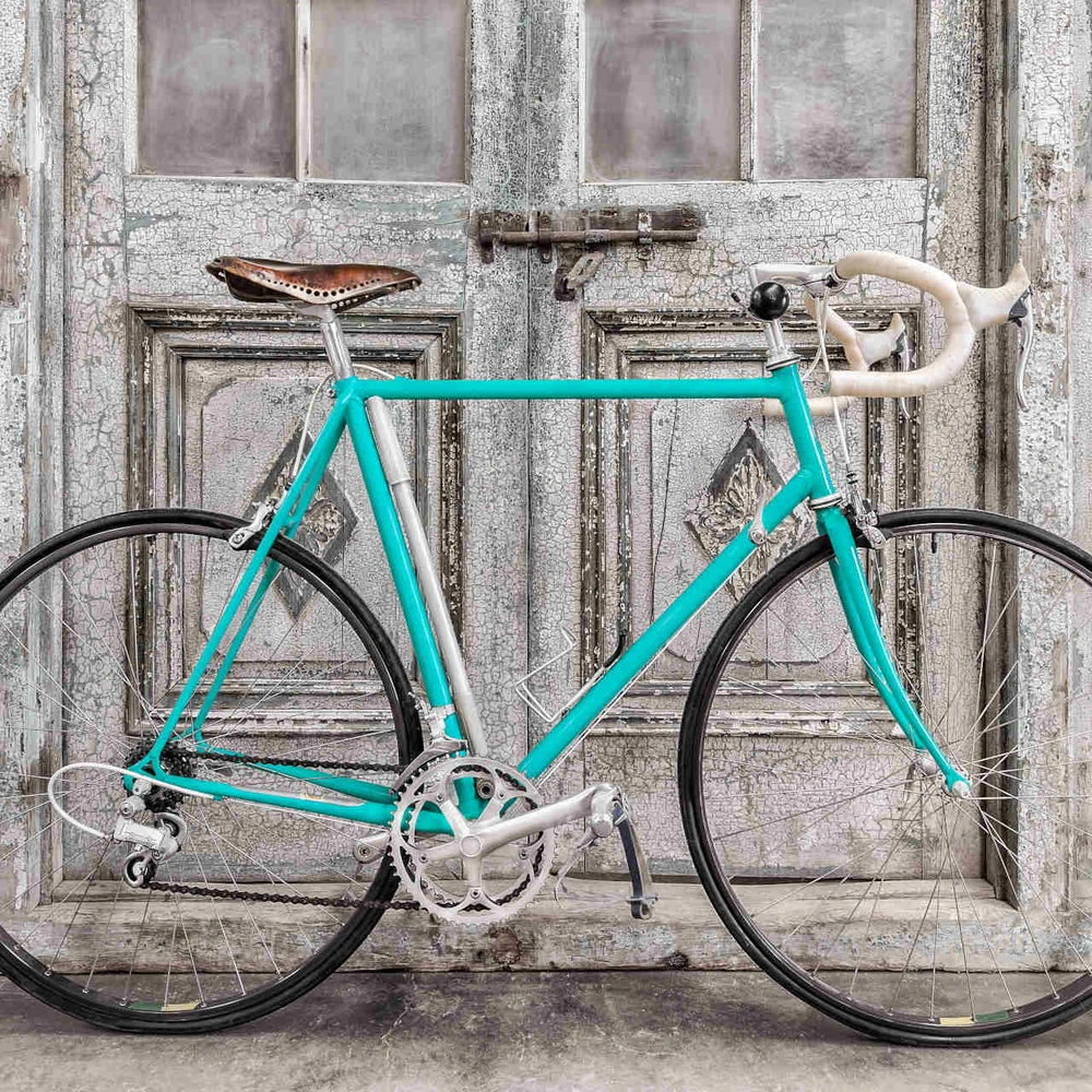 blaues Vintage Bike an Holzwand