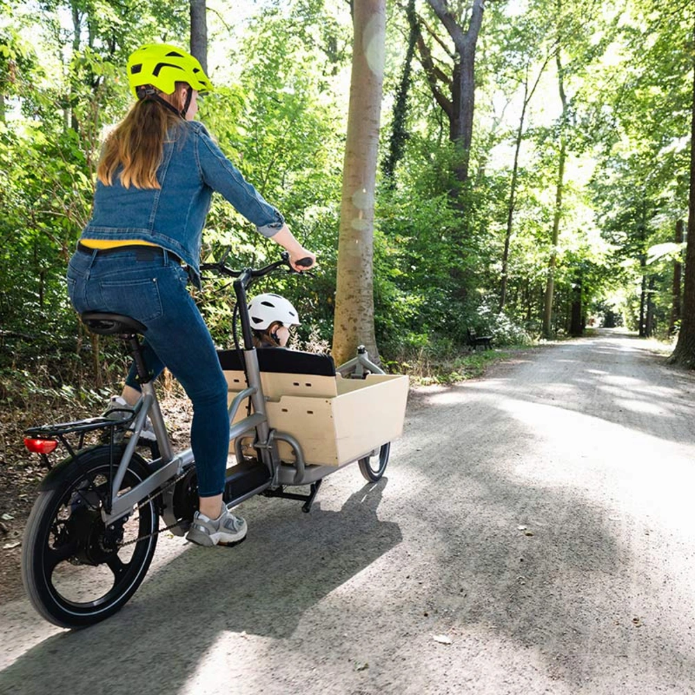Mit Dienstrad-Leasing zum Lastenrad Frau auf Lastenrad im Wald