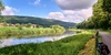 Eurovelo - mit dem Rad hintern Horizont Ein Fahrrad angelehnt an einem Radweg in der Natur