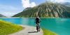 Für eine wunderschöne Fahrradtour über die Alpen Fahrradfahrer fährt entlang der Alpen