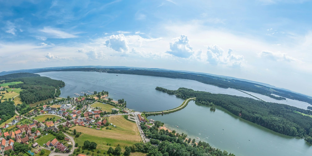 Die Ortschaft Enderndorf am Brombachsee von oben 