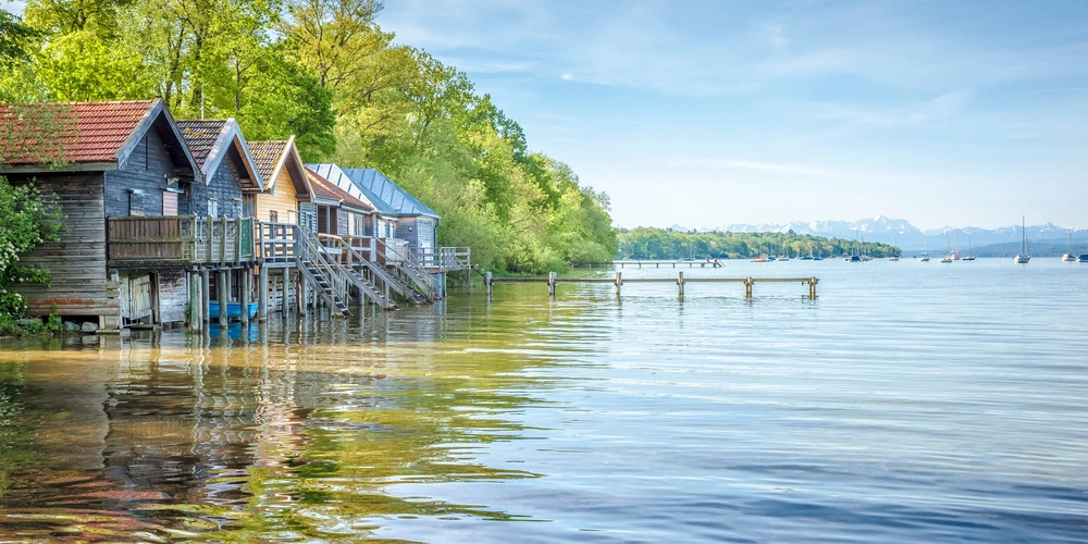 Häuser am Ufer des Ammersees in Bayern