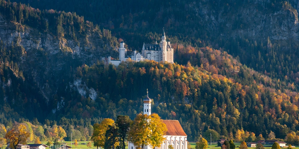 Schloss Neuschwanstein und Wallfahrtskirche St. Coloman bei Schwangau im Allgäu 