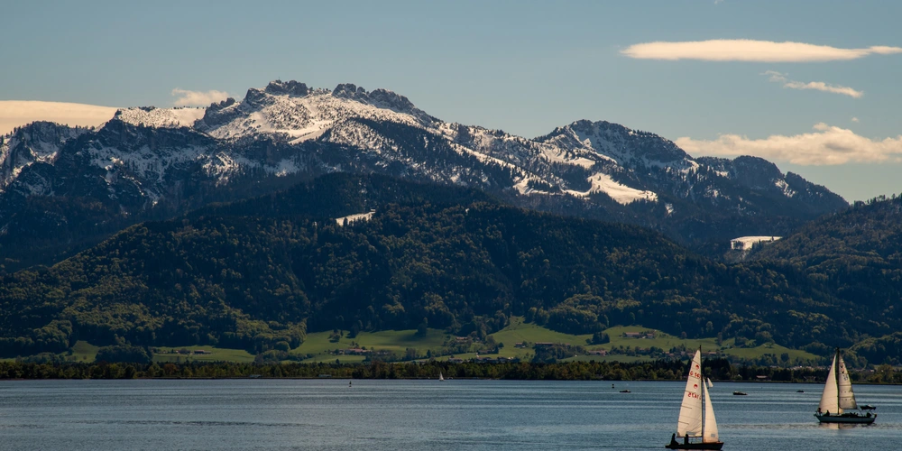 Der Chiemsee im Hintergrund die Kampenwand 