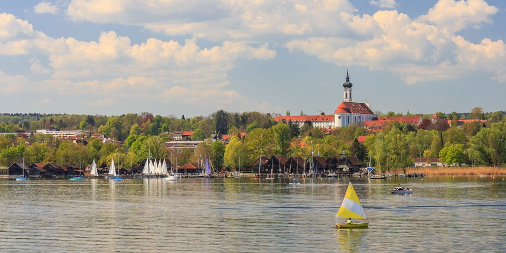 Blick auf Diessen am Ammersee vom Wasser aus 