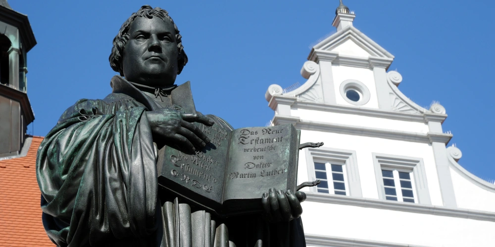 Lutherdenkmal vor dem Rathaus Wittenberg Lutherdenkmal vor dem Rathaus Wittenberg