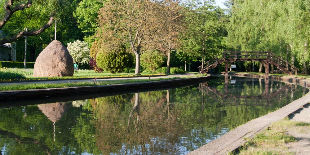 Spreewald Ruhiger Spot im Spreewald mit Gewässer, Bäumen und einer Holzbrücke im Hintergrund