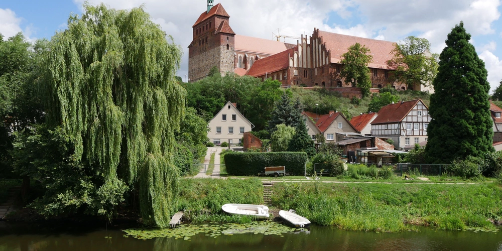 Havelberger Dom in Havelberg in Sachsen-Anhalt Blick vom Stadtgraben auf den Havelberger Dom in Havelberg in Sachsen-Anhalt