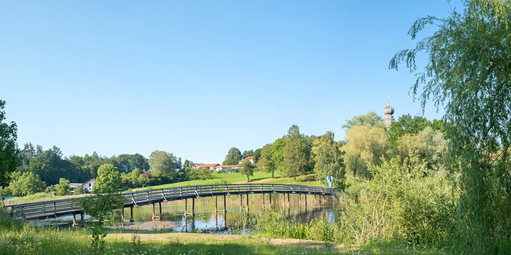 Fußgängerbrücke am Seeoner See zur Klosterinsel Fußgängerbrücke am Seeoner See zur Klosterinsel