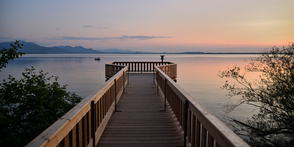 Die Beobachtungsplattform von Chieming am Chiemsee Die Beobachtungsplattform von Chieming am Chiemsee