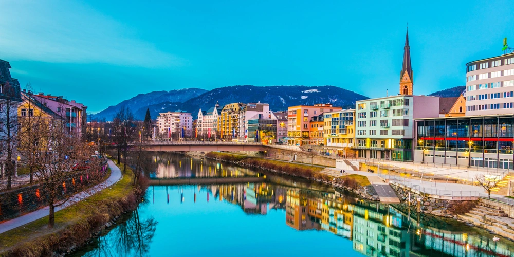 Der Fluss Drau fließt durch die Stadt Villach in Österreich