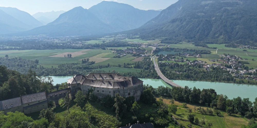 Die Hollenburg bei Ferlach in Kärnten, die hoch über der Drau liegt