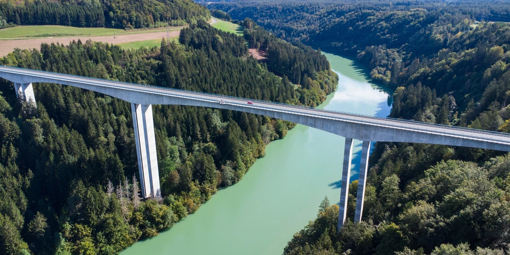 Die Jauntalbrücke, die über die Drau führt
