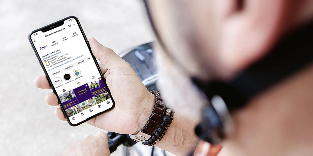 Fahrradfahrer guckt auf sein Handy