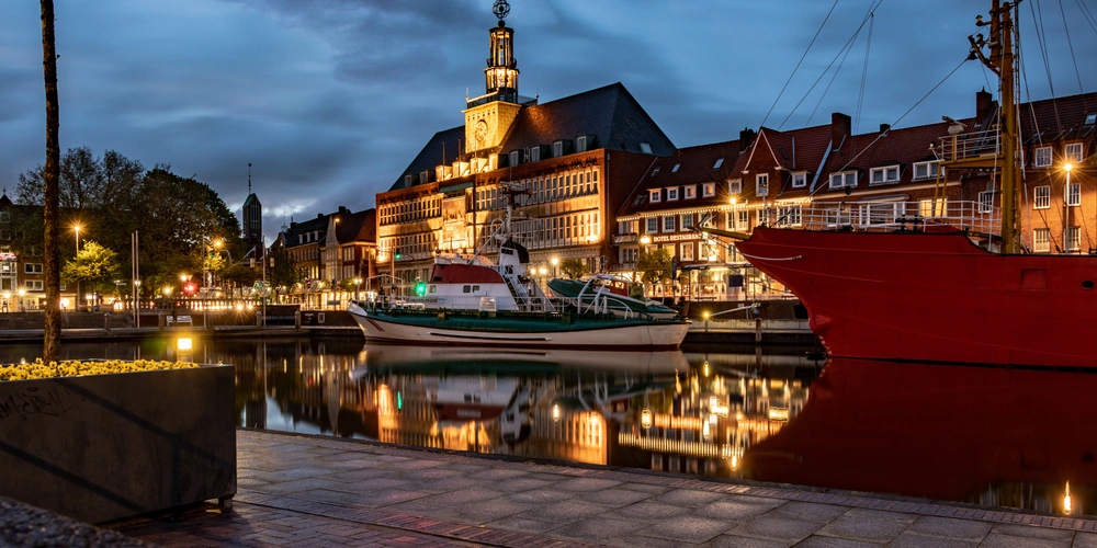 Rathaus Emden bei Nacht 