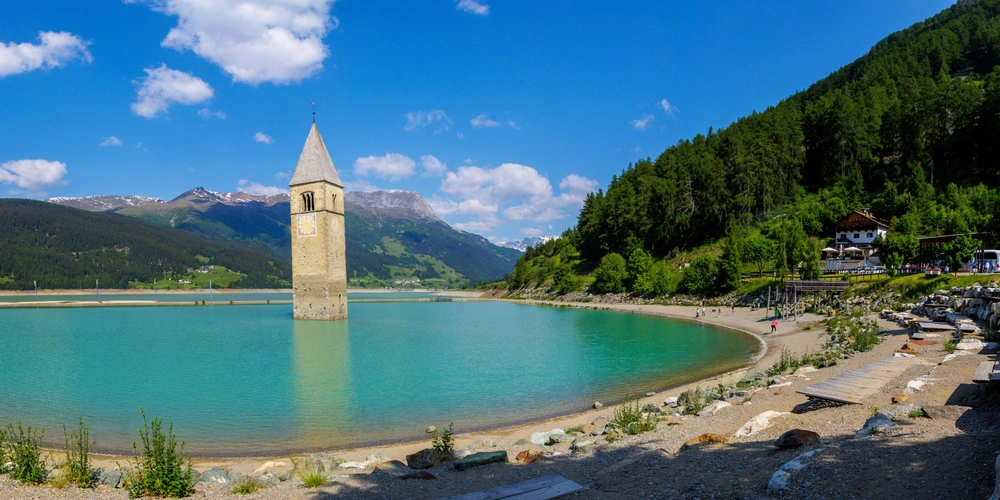 Reschensee in Vinschgau, Italien  Kirchturmspitze ragt aus dem Reschensee in Vinschgau, Italien