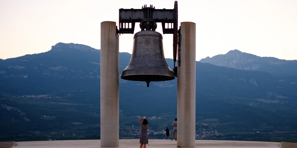 Friedensglocke von Rovereto auf dem Miravalle-Hügel