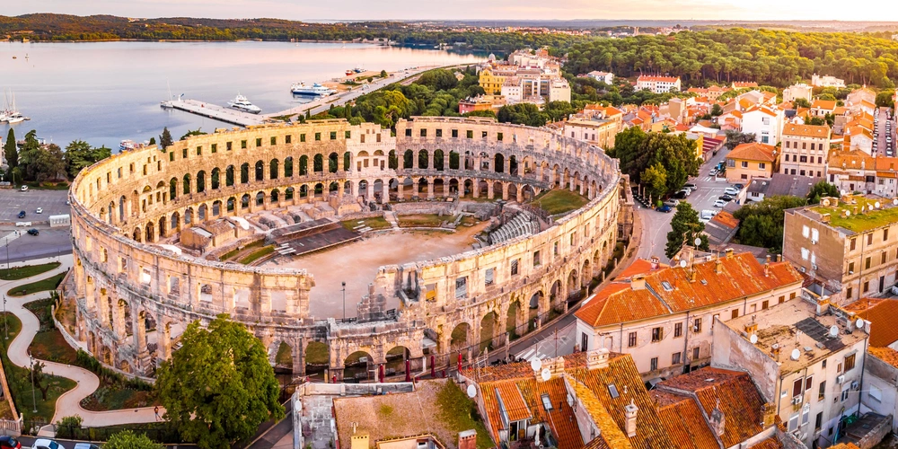 Stadt Pula mit dem Amphitheater Stadt Pula mit dem Amphitheater