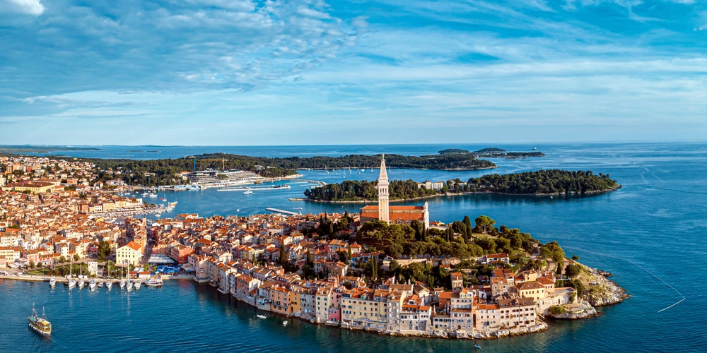 Rovinj mit der Euphemia-Kirche mit ihrem schmalen, hohen, weißen Turm Rovinj mit der Euphemia-Kirche mit ihrem schmalen, hohen, weißen Turm