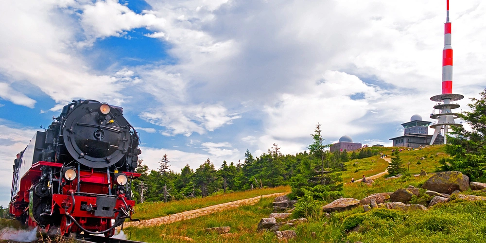 Der Brocken im Harz mit Brockenbahn und Gipfel Der Brocken im Harz mit Brockenbahn und Gipfel