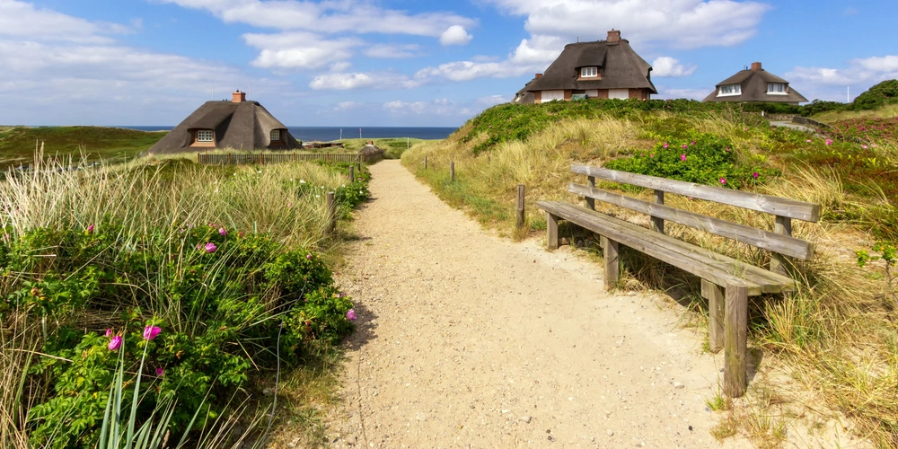 Insel Sylt mit Blick auf Dünen, Häuser und Meer