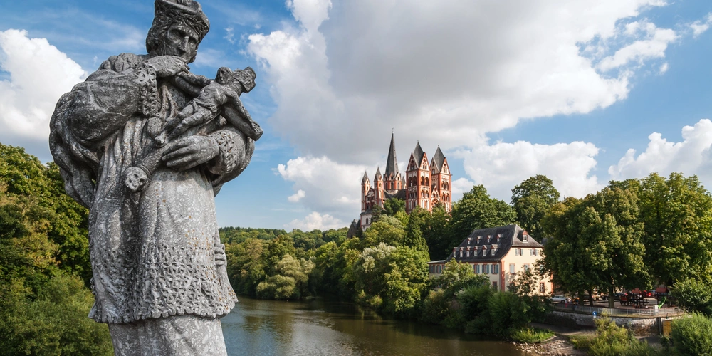 Limburger Dom an der Lahn Limburger Dom im Hintergrund, Fluss Lahn und Statue im Vordergrund