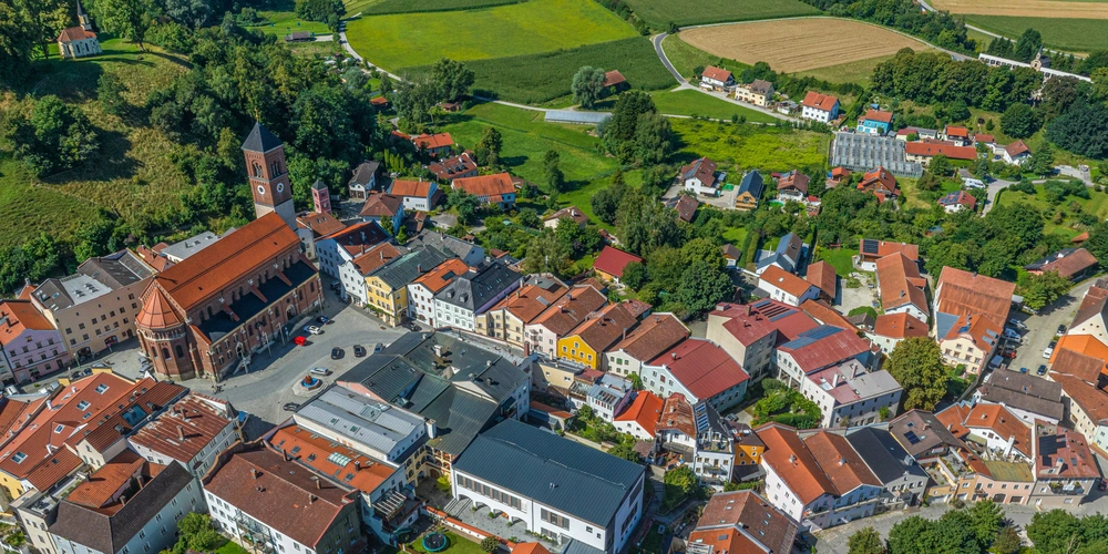 Blick auf Kraiburg am Inn im Alpenvorland im Kreis Mühldorf in Oberbayern 