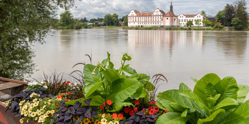 Blick von Schärding auf das Schloss Neuhaus am Inn 