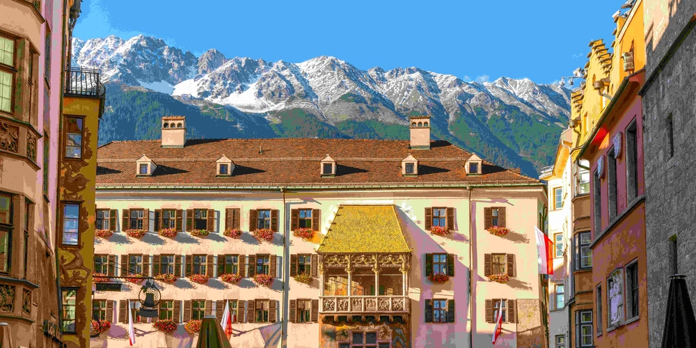 Blick auf die Innsbrucker Altstadt mit Bergen im Hintergrund
