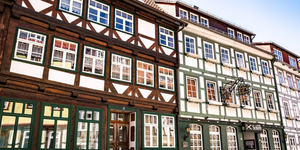 Fachwerkhäuser mit bunten Fenstern in einer gut erhaltenen Altstadt.