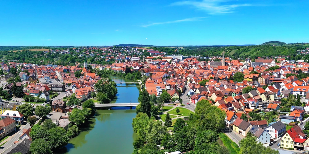 Panoramablick Rottenburg am Neckar mit roten Dächern bei klarem Himmel.