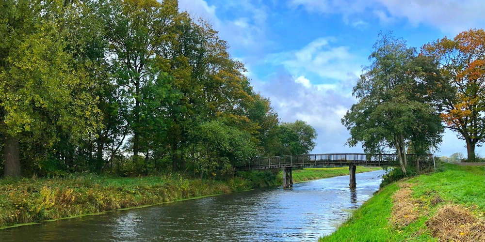Brücke über die Ems bei Greffen Brücke über die Ems bei Greffen im Herbst, Kreis Gütersloh, Westfalen, Ostwestfalen-Lippe