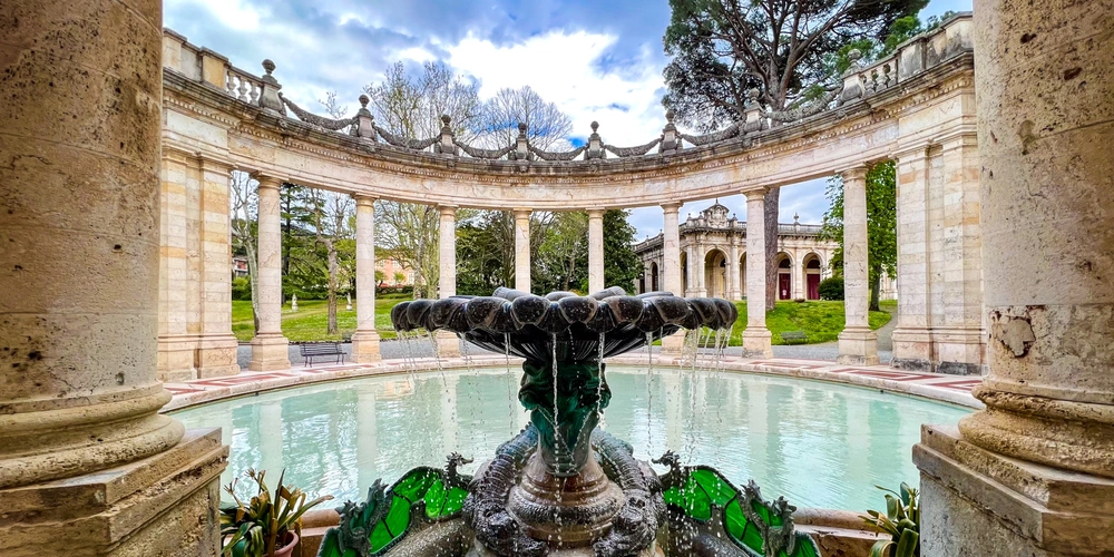 Eine elegante Gartenlandschaft mit einem Brunnen und säulenförmigem Design.