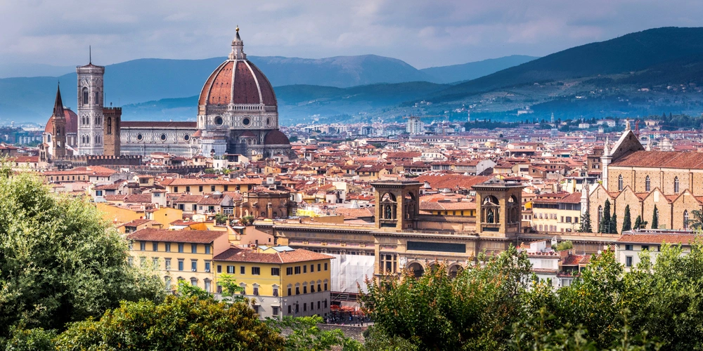 Blick auf Florenz mit der Kathedrale Santa Maria del Fiore und den umliegenden Gebäuden.