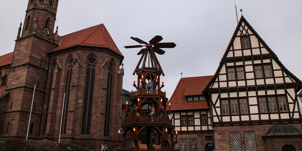 Heilbad Heiligenstadt im Eichsfeld Das Eichsfeld zur Weihnachtszeit; Pyramide vor St. Martin im Heilbad Heiligenstadt