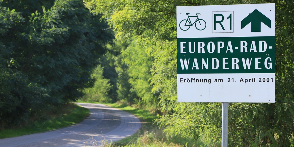 Europaradwanderweg R1 Schild mit der Aufschrift Europaradwanderweg R1