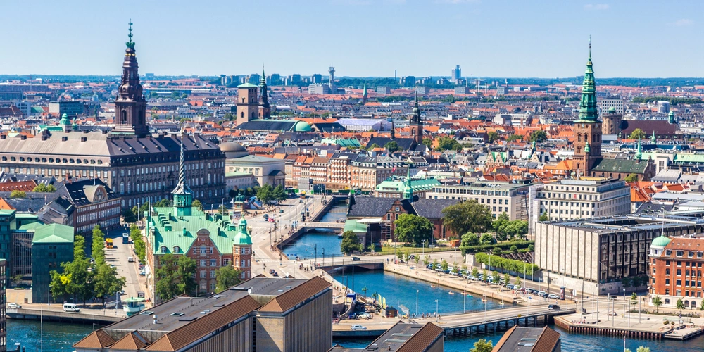 Panoramablick auf Kopenhagens Stadtzentrum mit bunten Gebäuden und Wasserwegen.