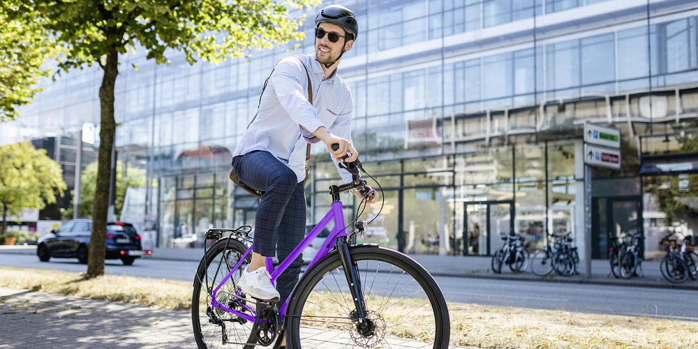 Mann mit Sonnenbrille fährt Fahrrad