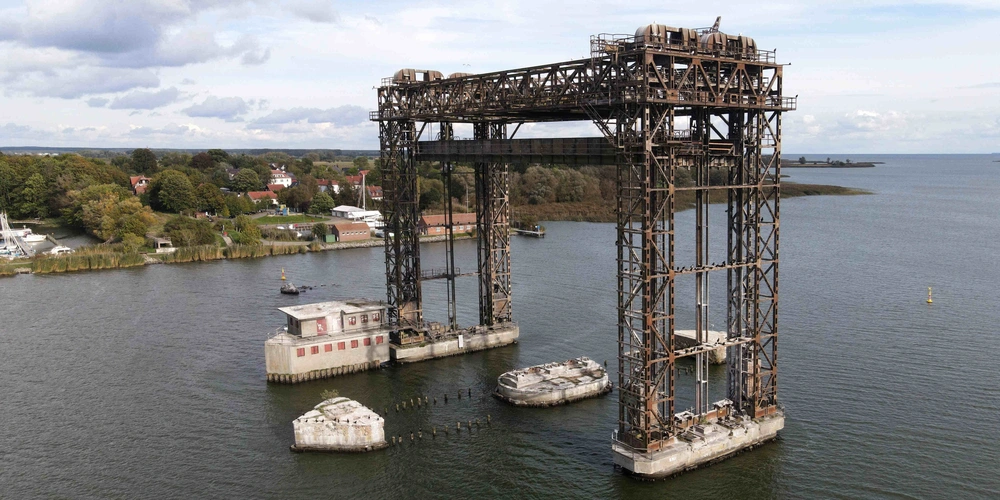 Reste der Karniner Eisenbahnhubbrücke