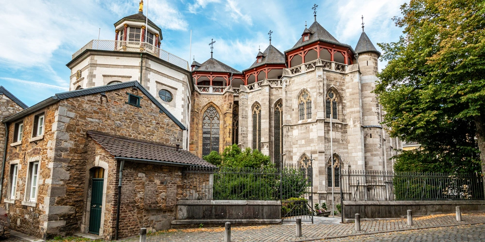 Historisches Gebäude mit Türmen und einem hellen Himmel im Hintergrund.